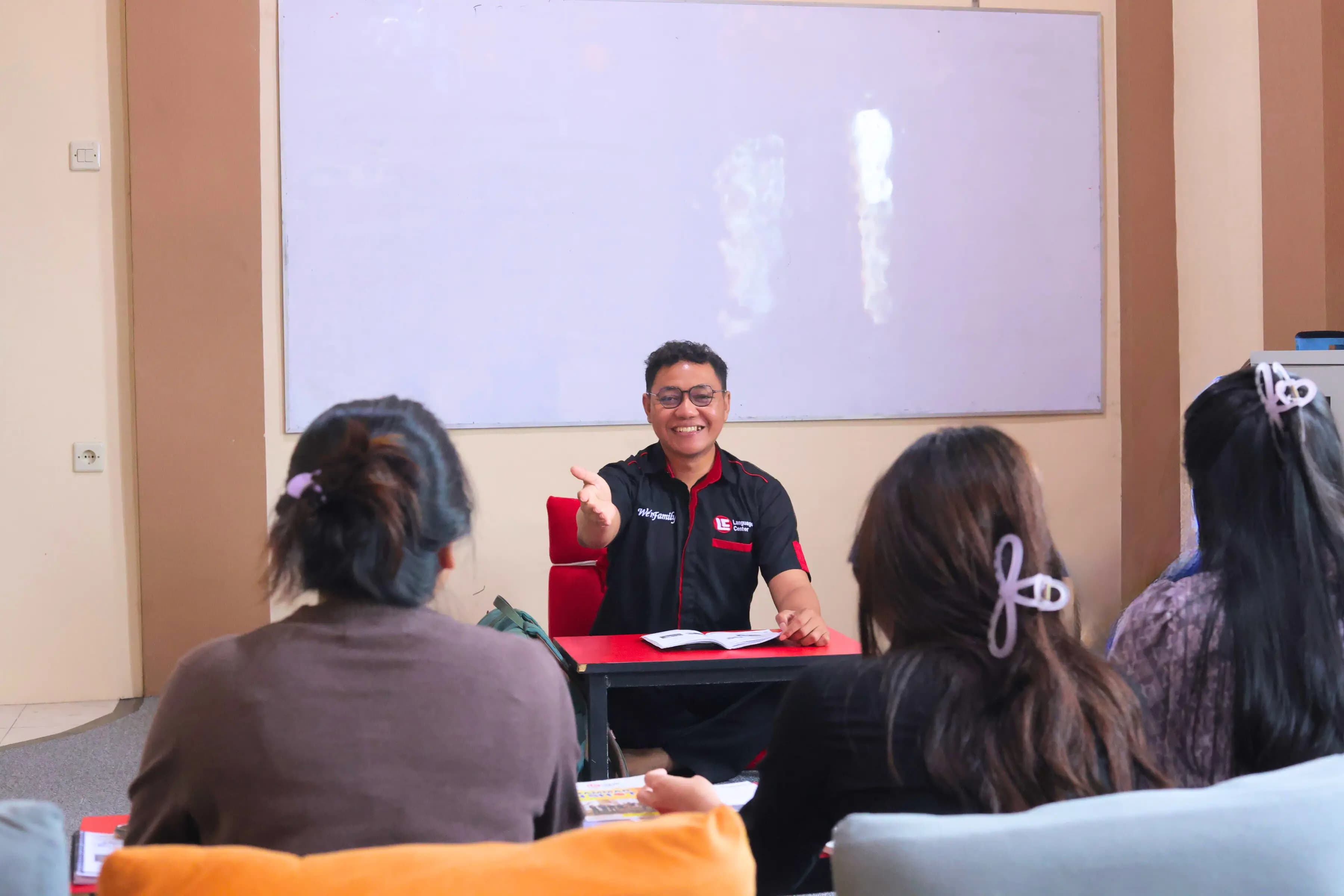 Dibimbing Teacher dari <b>Pare</b> yang berpengalaman dengan metode belajar yang mudah dipahami dan terbukti efektif